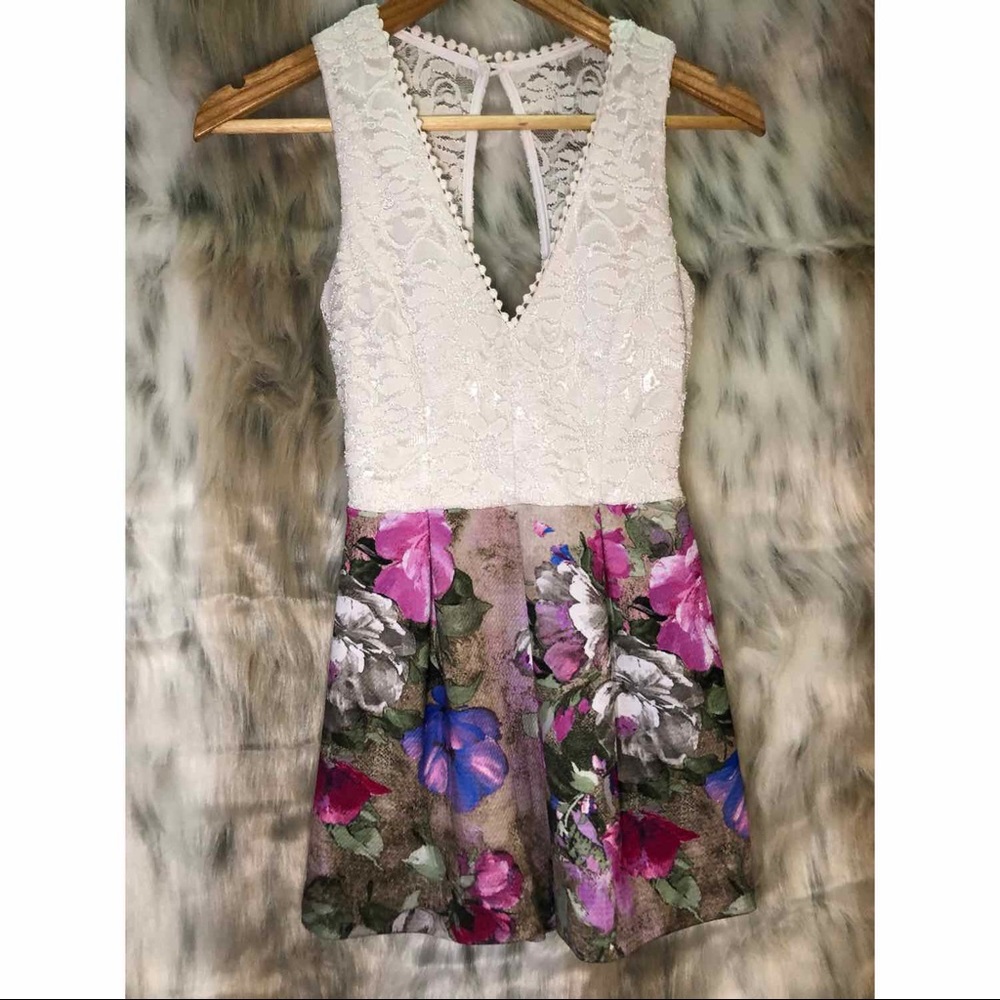 ✨2/25✨ Beautiful Lace & Floral Romper